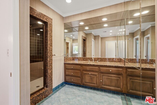 Building Photo - 1170 S Beverwil Dr