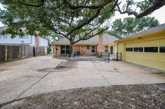 Building Photo - 1606 Crystal Hills Dr