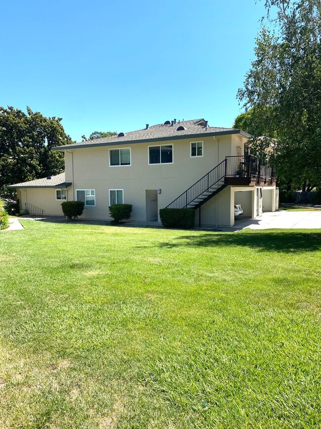 Building Photo - Pleasanton Laguna Vista 2 Bed / 1 bath, updated kitchen & bathroom, Two Year Lease required, Comm...
