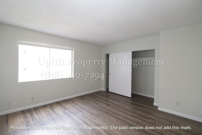 Building Photo - 2 Bed, 1.5 Bath Condo Close to Freeway