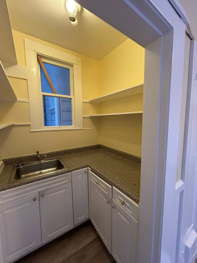 Building Photo - Two Bedroom Available Now in Noe Valley!!