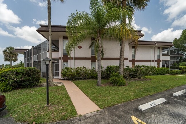 Building Photo - 203 W Greenway Dr