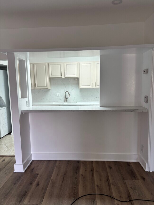 Building Photo - 713 Amoroso Pl