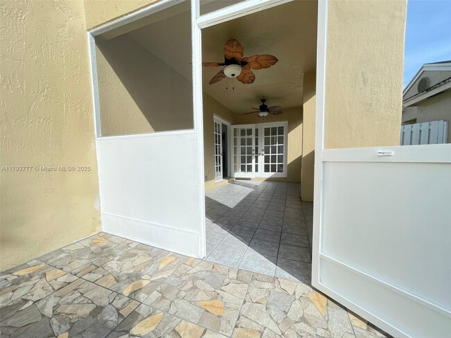 Building Photo - 211 E Riverbend Dr