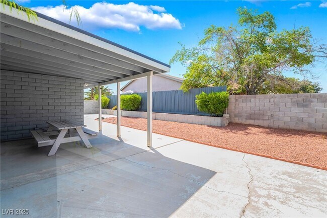 Building Photo - 3209 Kings Way