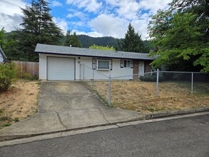 Building Photo - Myrtle Creek 3 bedroom home with 1 car garage