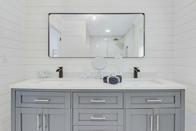 Building Photo - 9 W Riverside Dr