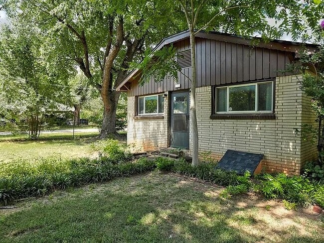 Building Photo - 4001 Meadowview Dr