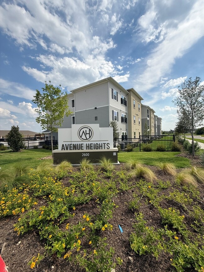 Building Photo - Avenue Heights