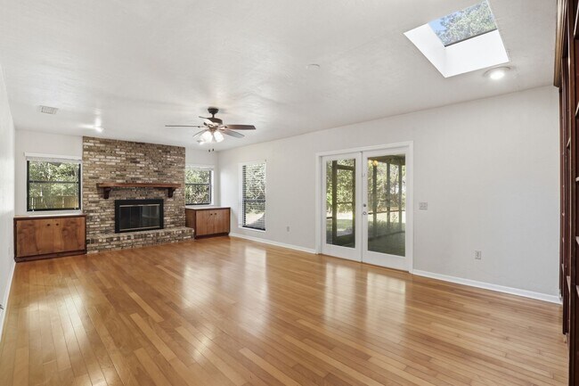 Building Photo - 4 Bedroom, 3 Bath House on 1 Acre in Fox Grove