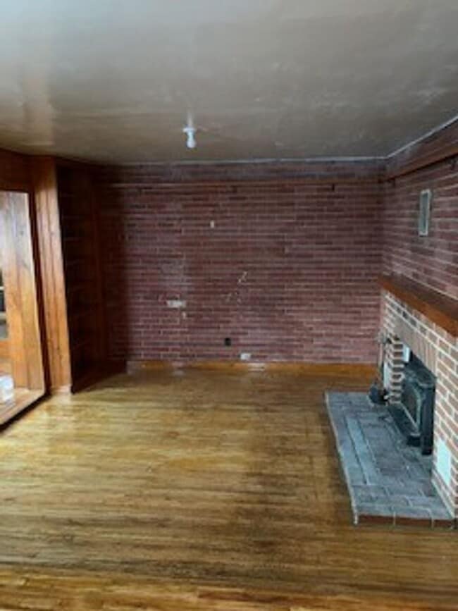 Building Photo - Large 3 BR 2 BA house w beautiful woodwork...