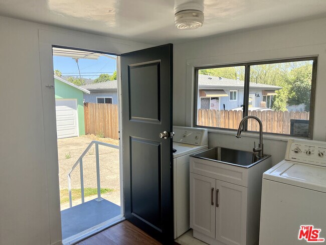 Building Photo - 4316 Perlita Ave