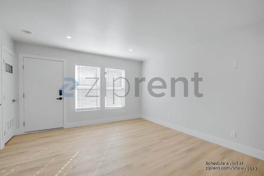 Building Photo - Unit B