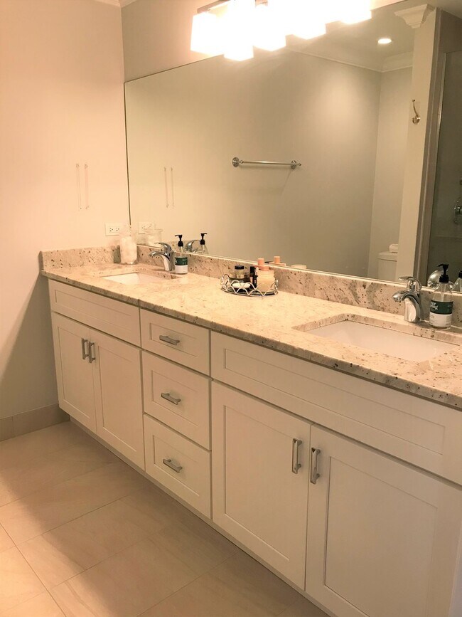 Building Photo - 1247 W Madison St