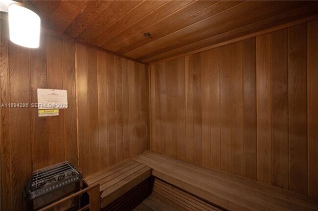 Building Photo - 1300 Brickell Bay Dr