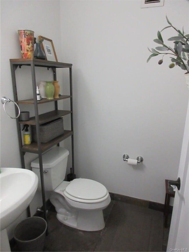 Building Photo - 120 Main St