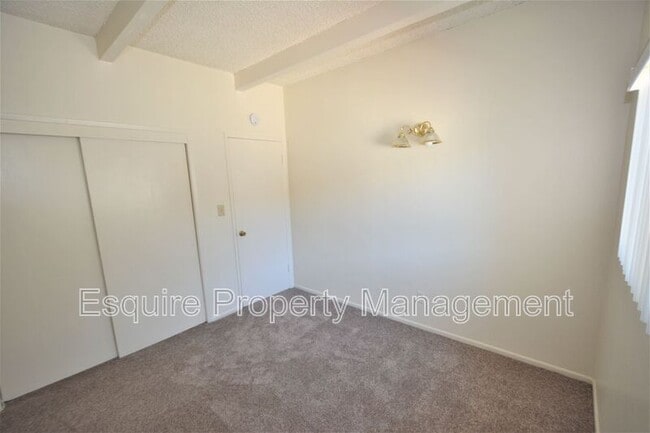 Building Photo - 2050 N Ventura Rd