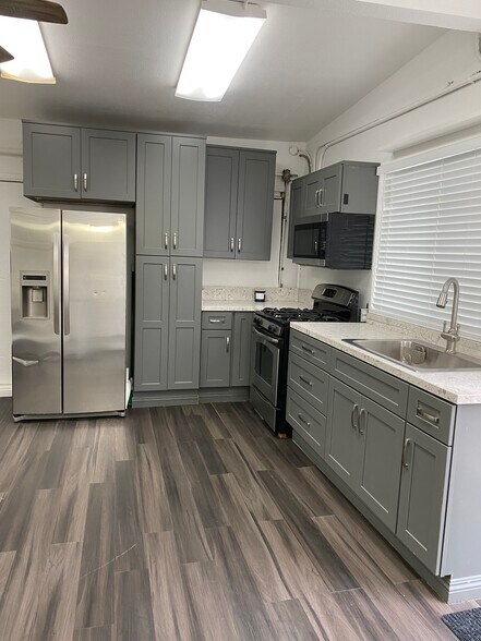 Building Photo - 725 W Sunkist St