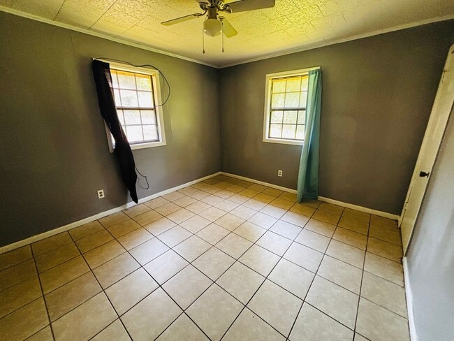 Building Photo - 3 Bedroom, 1 Bathroom House is Available Now!