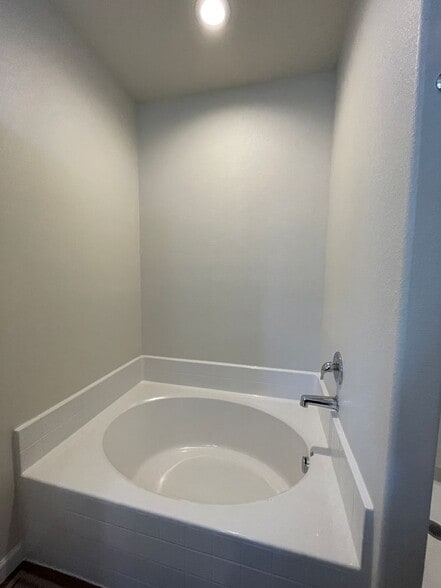 Building Photo - 540 Colins Ct