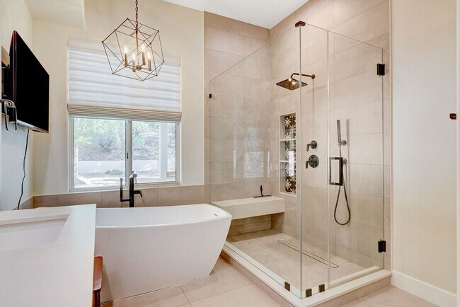 Building Photo - Popular Seven Hills Area, 1-Story, Complet...