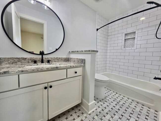 Building Photo - Newly renovated 2 bedroom + flex space in ...