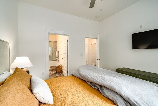 Building Photo - Fully Furnished near Soccer stadium