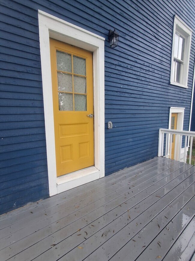 Building Photo - Historic district apartment home available...