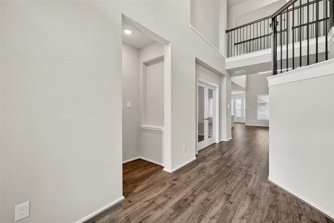 Building Photo - 411 Sunlit Vly Cir