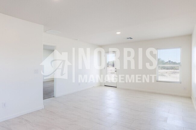 Building Photo - Newer Home in Eloy