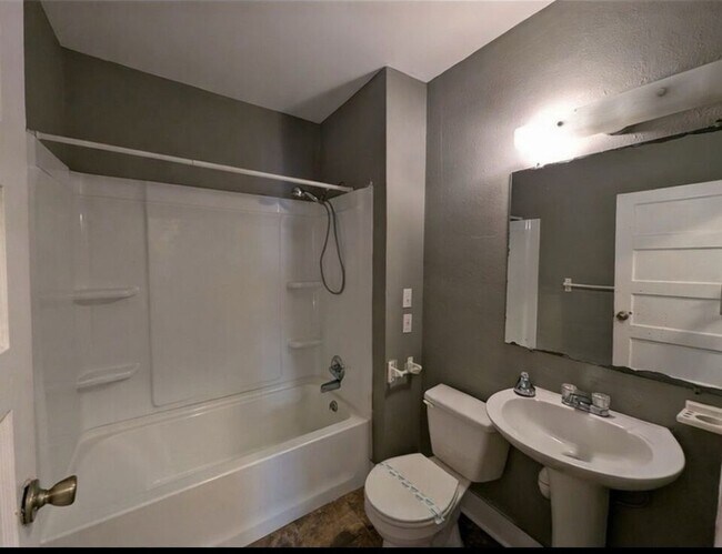 Building Photo - Sweet 2/1 Home in Marianna