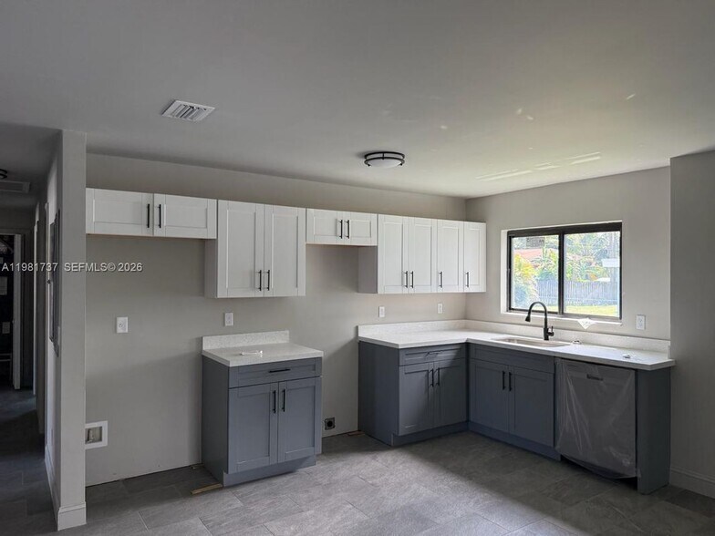 Building Photo - 2810 NW 9th Ct