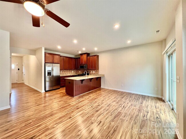 Building Photo - 310 Willow Wood Ct