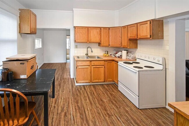 Building Photo - Inviting 4 Bed, 2 Bath in GU District!