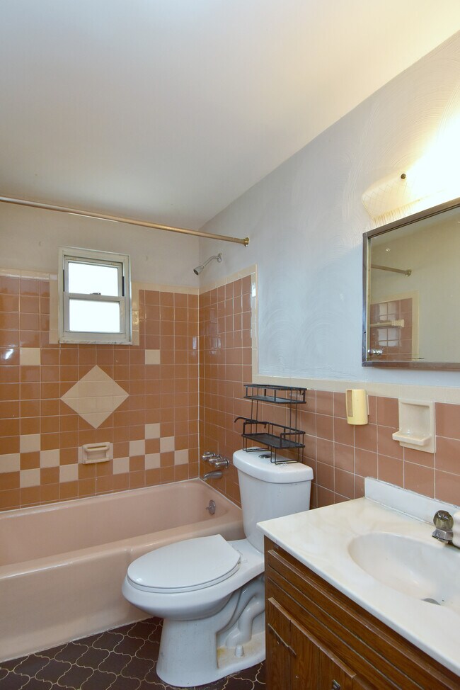 Building Photo - 3101 Clermont Ave