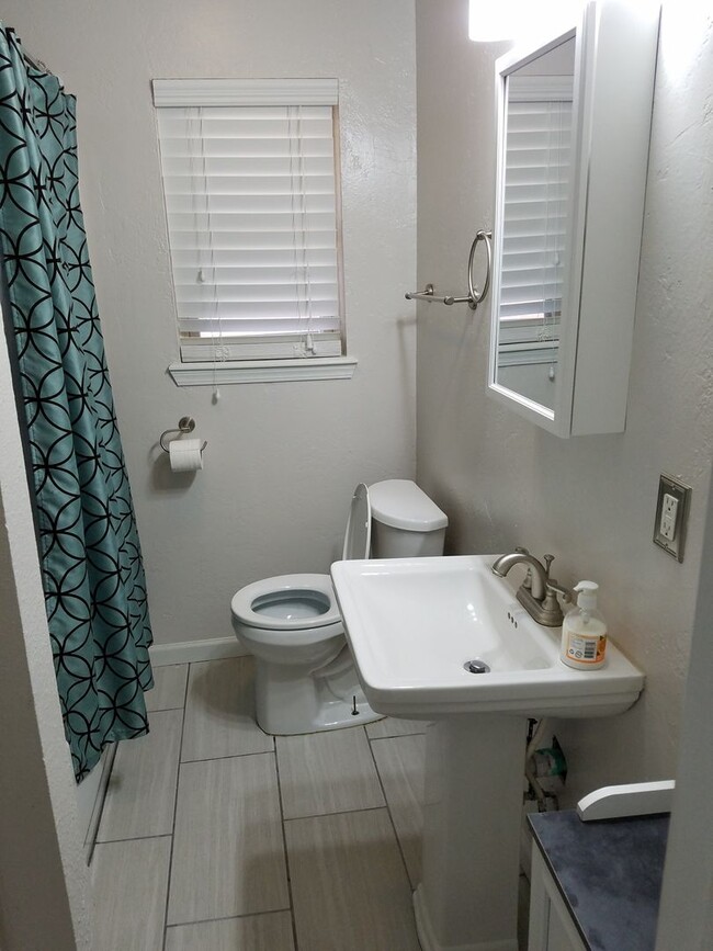 Building Photo - Remodeled 3 bedroom 1 bathroom house in Ed...