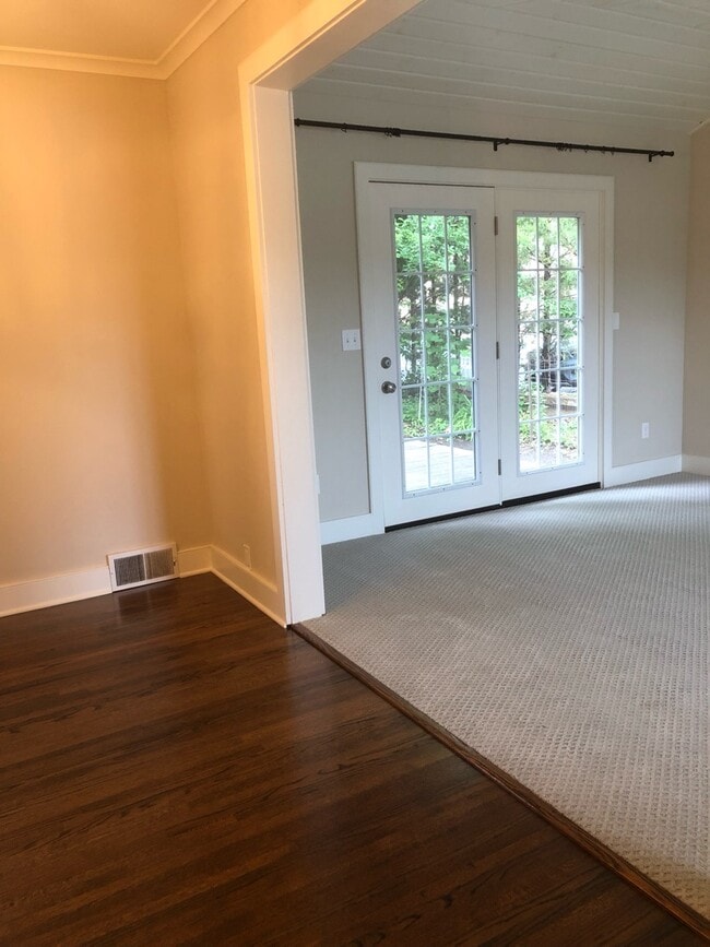 Building Photo - 615 Rice St E