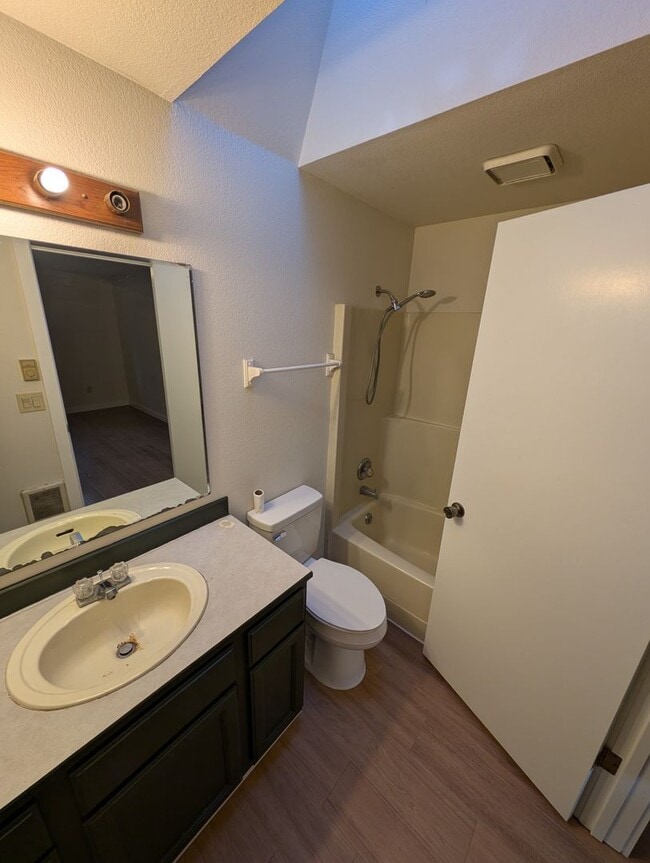 Building Photo - Manchester 3 Bedroom. Available NOW!!