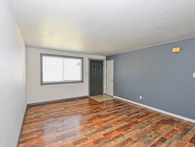 Building Photo - 2 bed 1 bath in Golden Valley - AVAILABLE 6/1!