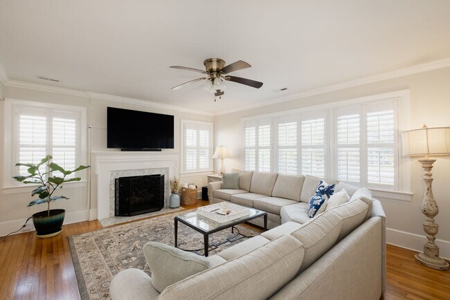 Building Photo - Fully furnished- Beautiful Forest Hills Home