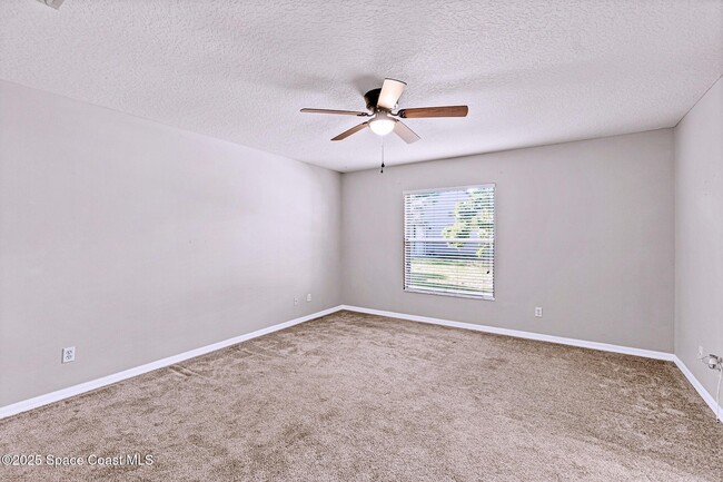 Building Photo - 960 Villa Dr