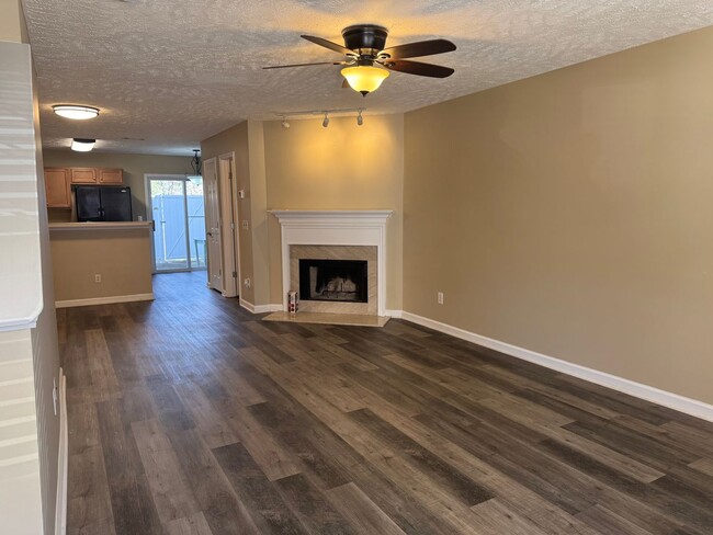 Building Photo - 2BR Townhome in Shadow Glen