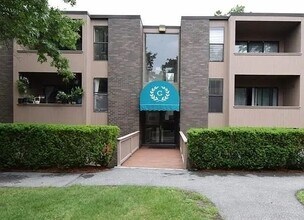 Building Photo - 14 Shrewsbury Green Dr