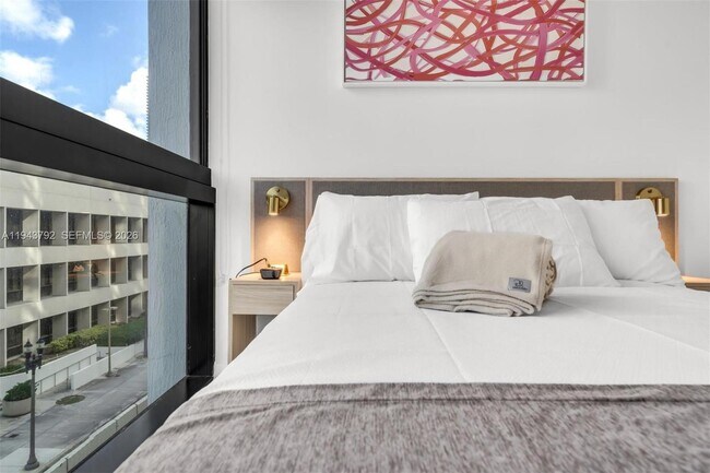 Building Photo - 225 N Miami Ave