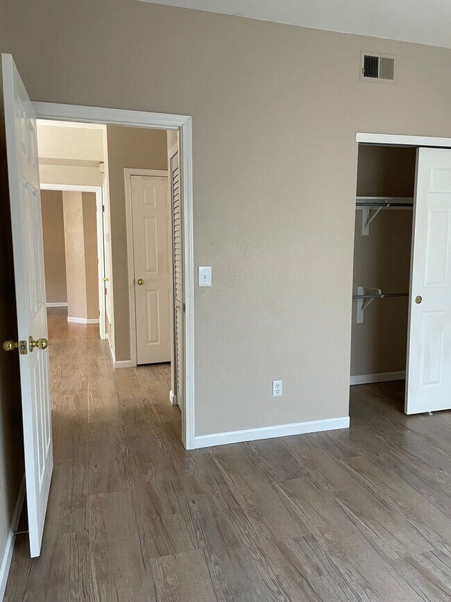 Building Photo - 5225 White Willow Dr