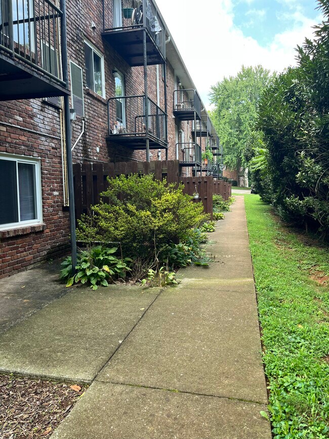 Building Photo - 464 E Red Bud Rd