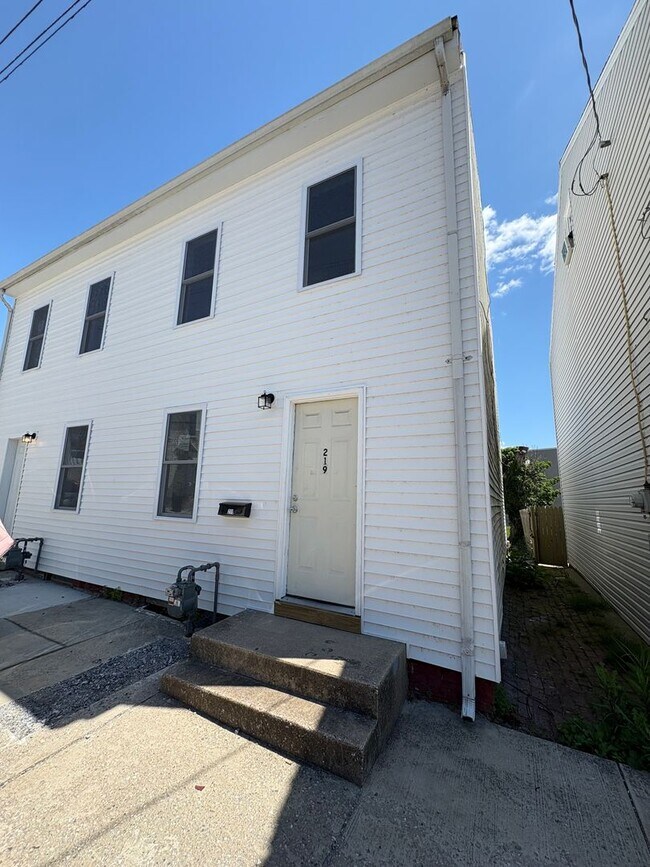 Building Photo - Newly Renovated Three-Bedroom, One Bathroom Row Home - Special Available – Contact Our Office for...