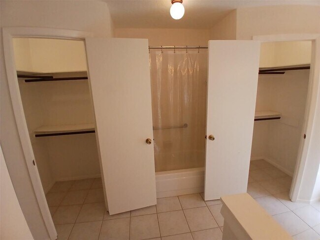 Building Photo - 1126 E Brompton Dr