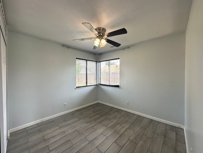 Building Photo - Four Bedroom