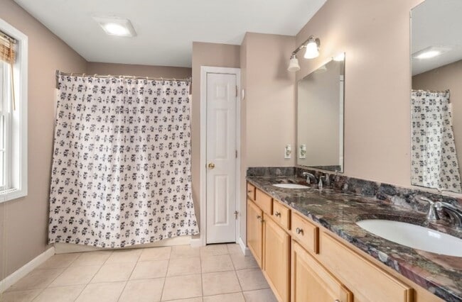 Building Photo - 5 Equestrian Ln